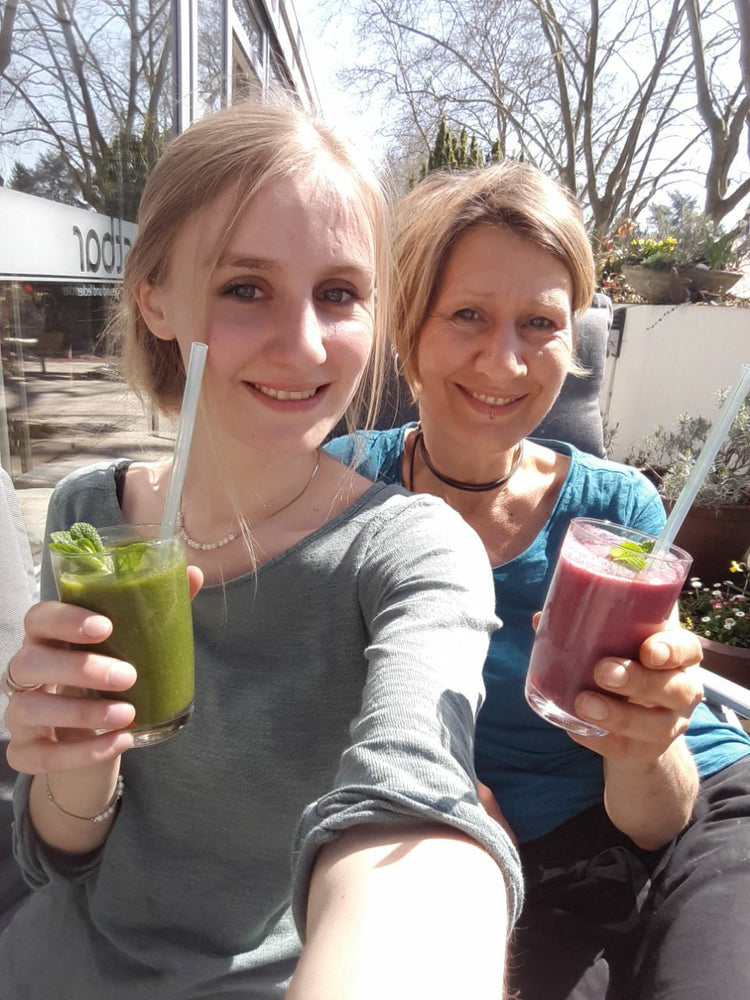 Katja_und_Joana_mit_Smoothie - kostbar